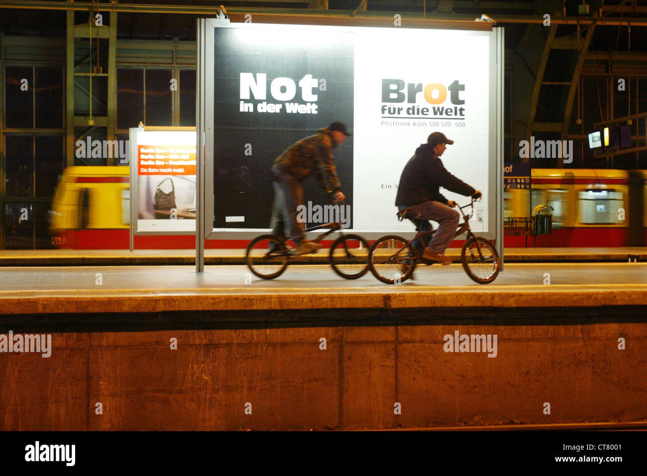Une plate-forme de S-Bahn de nuit Banque D'Images