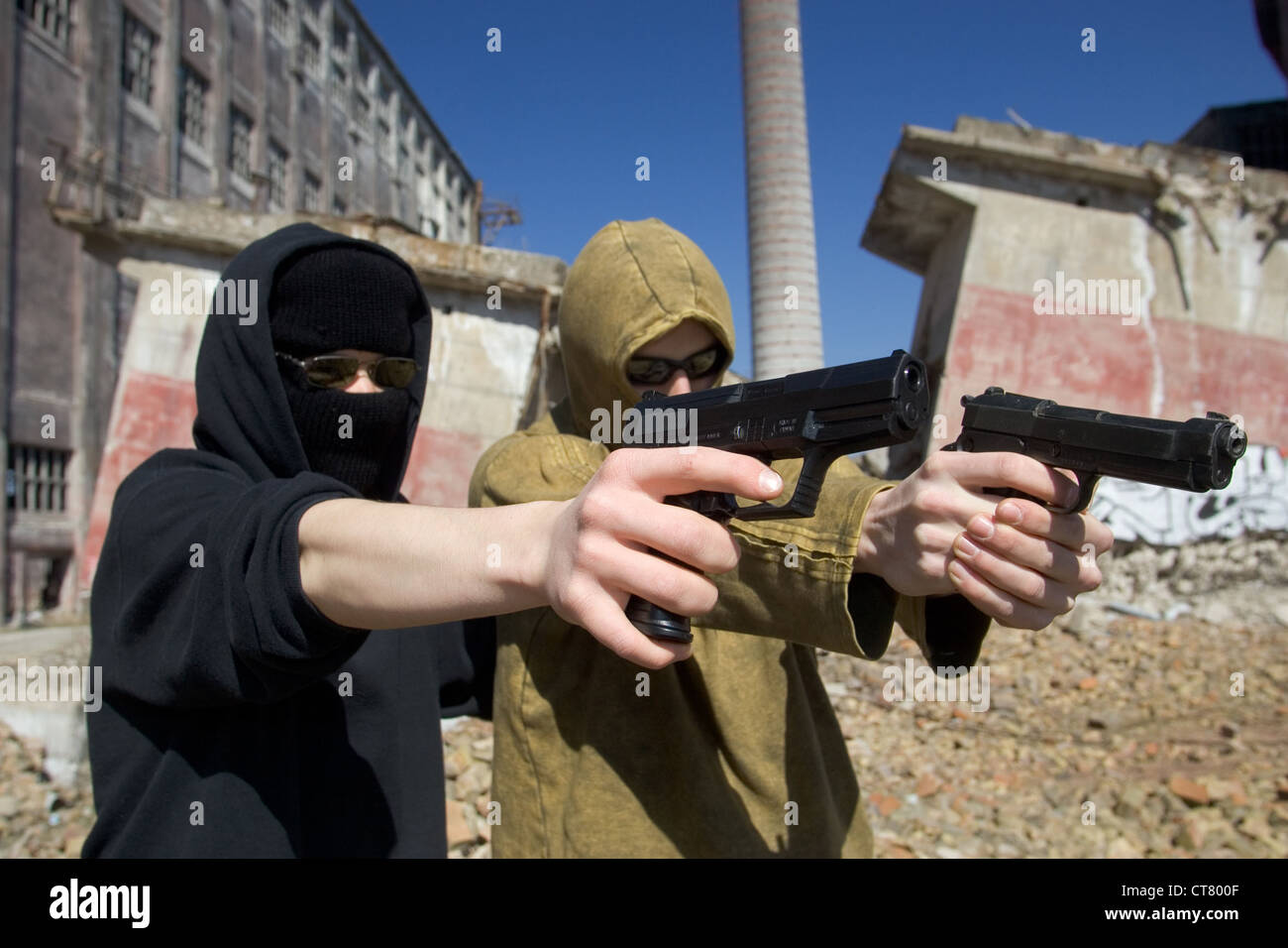 Deux adolescents visent leurs armes Banque D'Images