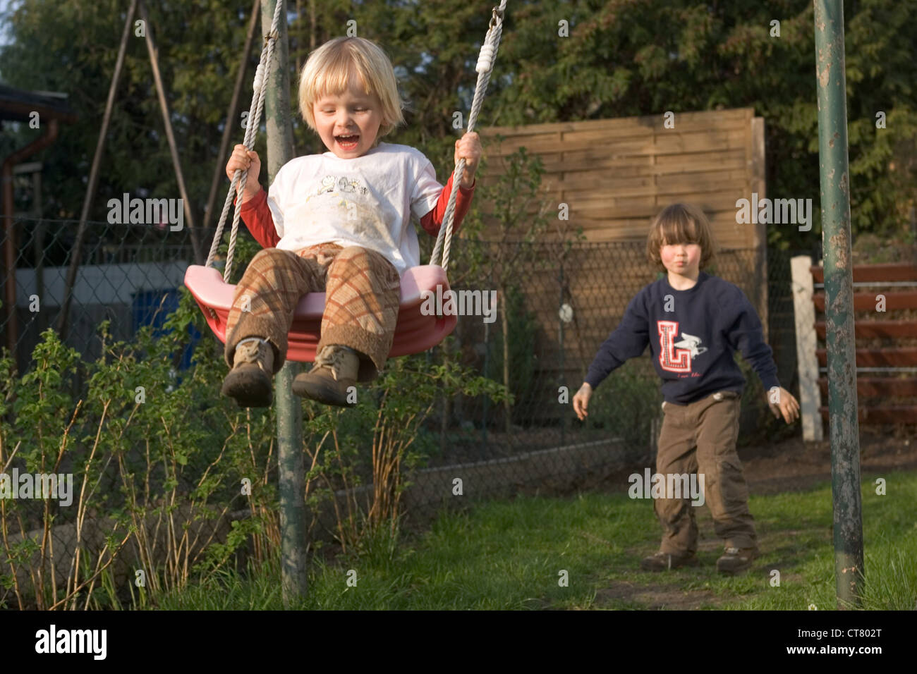 Berlin, deux enfants jouent dans le petit jardin Banque D'Images