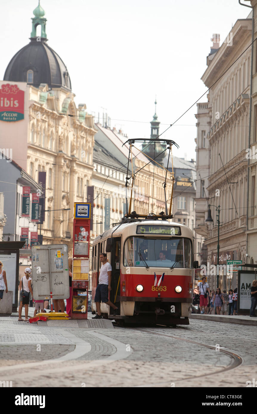 Prague, République tchèque, tram, tramway, train, rail, transports, voyager, ville, urbain, scène, ancien, vieux, les bâtiments, l'architecture Banque D'Images