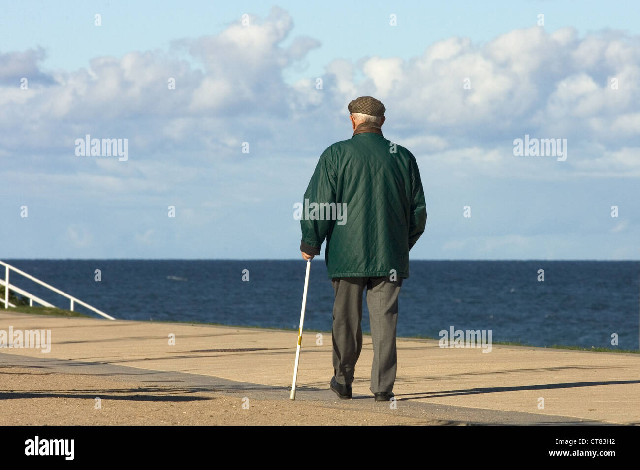 Kühlungsborn, un pensionné au cours d'une balade sur la mer Baltique Banque D'Images