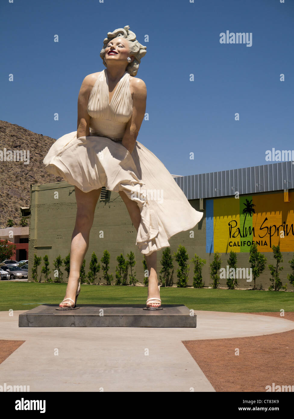 Une statue de 26 pieds de Marilyn Munro à Palm Springs, en Californie.Il montre Monroe essaie de pousser vers le bas ses jupes dans sept ans démangent Banque D'Images