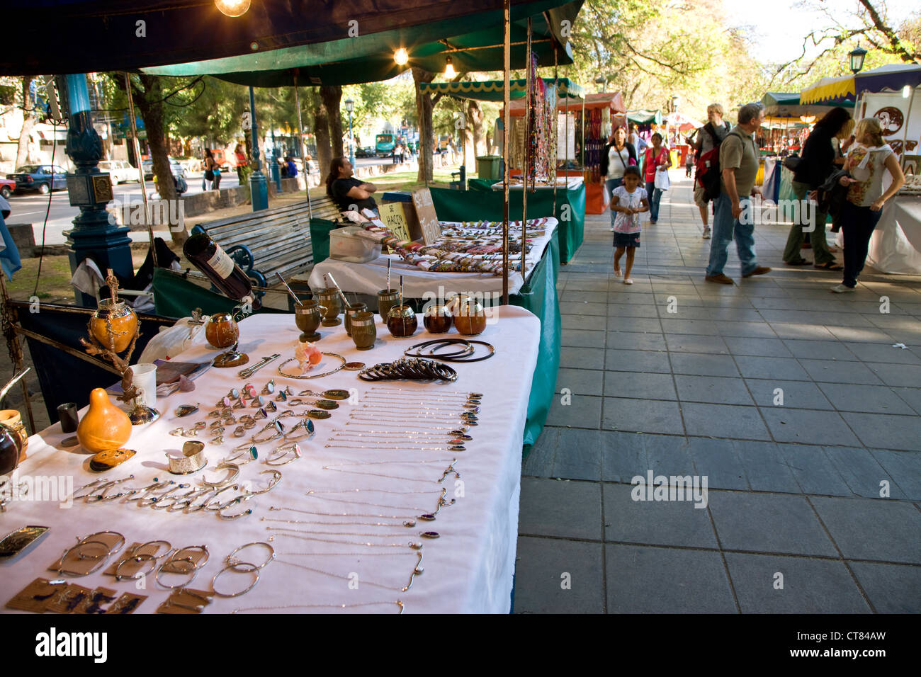 Week-end marché artisanal de la Plaza Independencia Banque D'Images