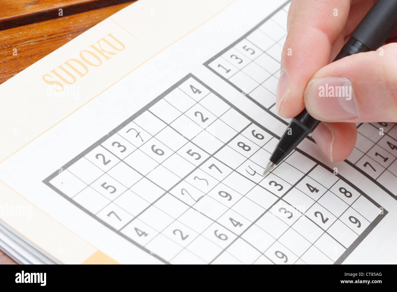 Une personne résoudre un sudoku Banque D'Images