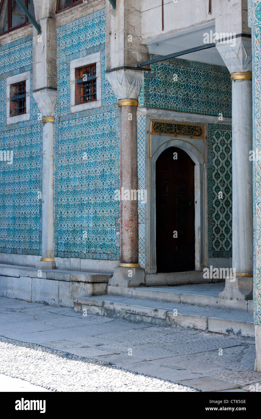 La Turquie, Istanbul, Topkapi Saray, où Hof, Harem, Iznik Mosaiken in der Halle mit Brunnen Banque D'Images