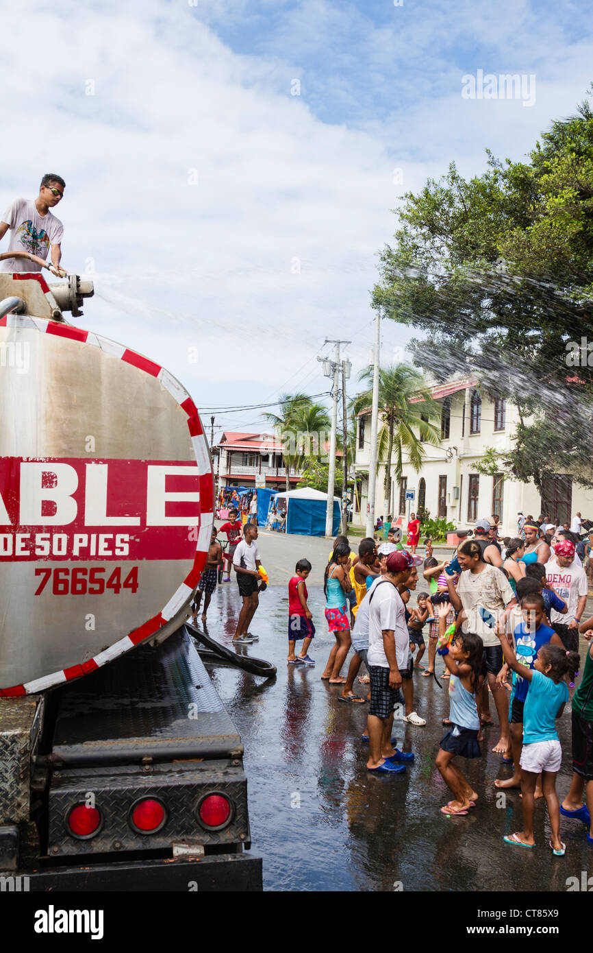 Carnaval panaméen tradition des ojaderas «' ou 'Obtenir' trempé avec de l'eau sur l'Île de Colon, Bocas del Toro, PANAMA. Banque D'Images