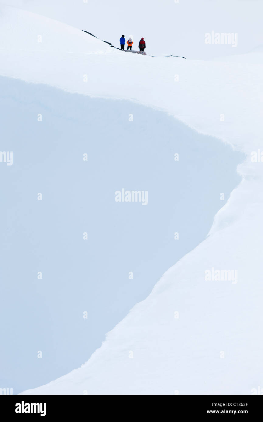 Bahia Paraiso (Paradise Bay), les gens marcher sur une pente de neige, Péninsule Antarctique Banque D'Images