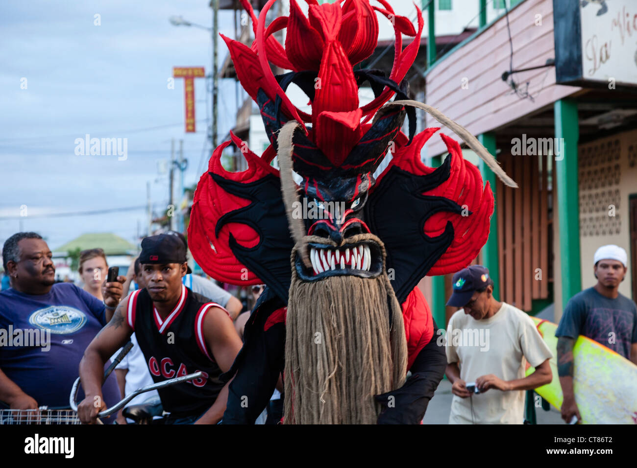 Fouetter "Devils' patrouillent dans les rues pendant la célébration de carnaval panaméen sur l'Île de Colon, Bocas del Toro, PANAMA. Banque D'Images