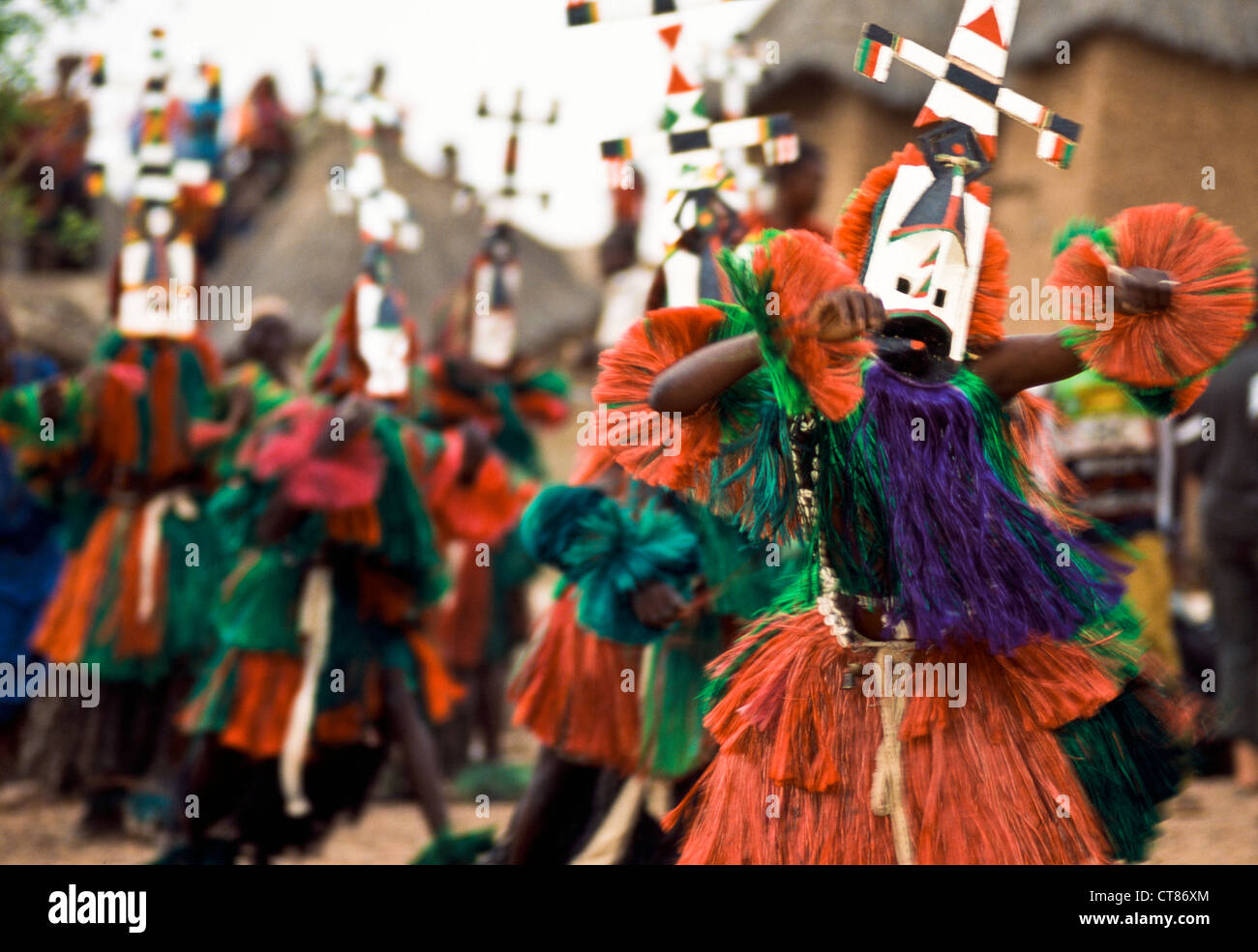 Djiguibombo, Mali ; danseurs masqués dans la Dama rituel des funérailles Banque D'Images