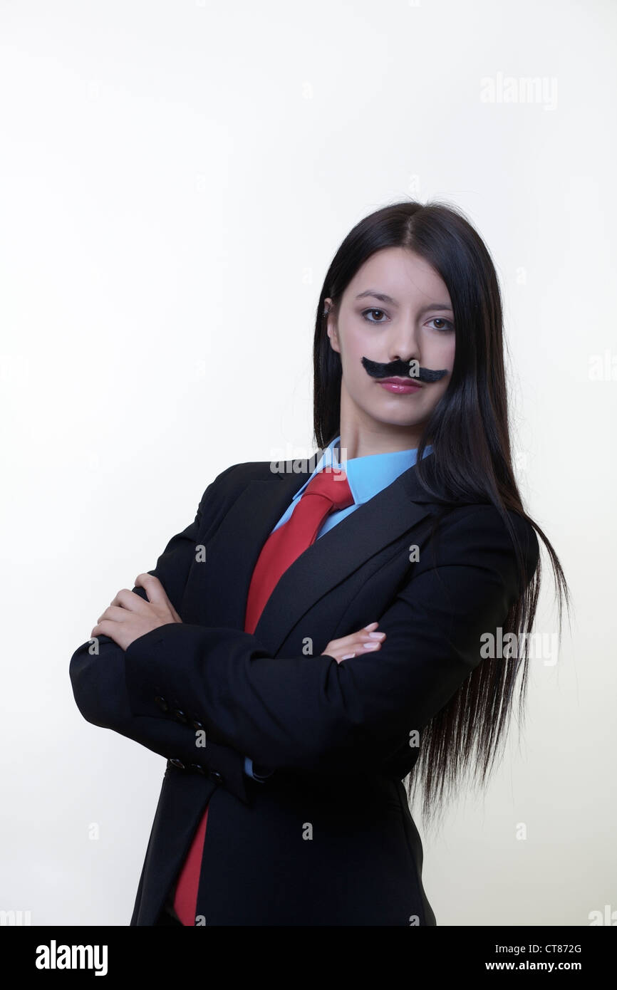 Portrait d'une jeune femme vêtue d'un costume et une cravate d'homme  portant une fausse moustache Photo Stock - Alamy