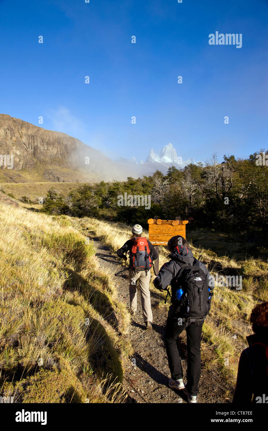 Les randonneurs au début du sentier à Loma del Pliegue Tumbado et Laguna Torre Banque D'Images