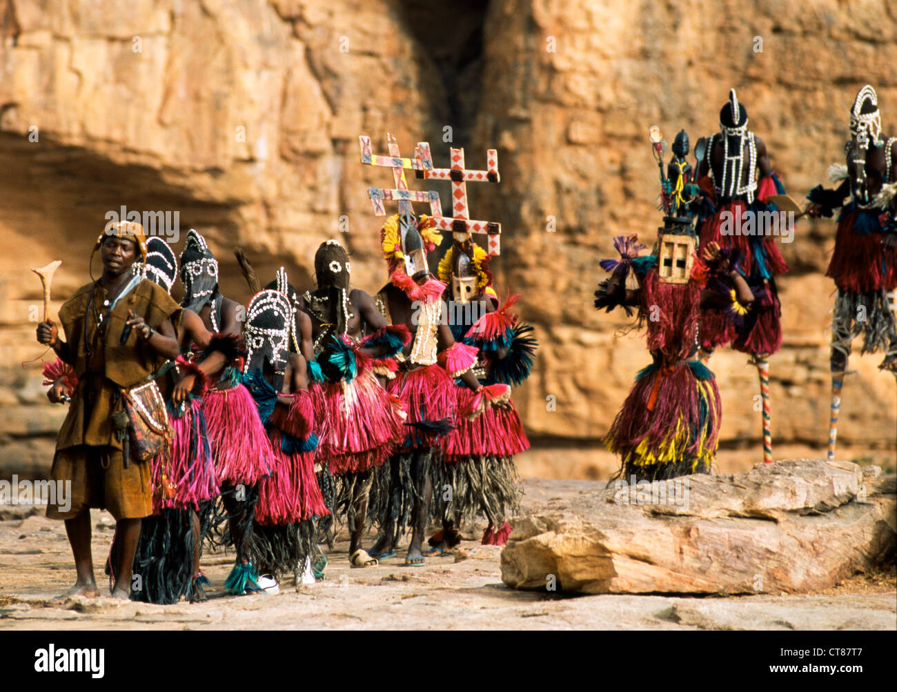 Begnimato, Mali ; danseurs masqués dans la Dama rituel des funérailles Banque D'Images