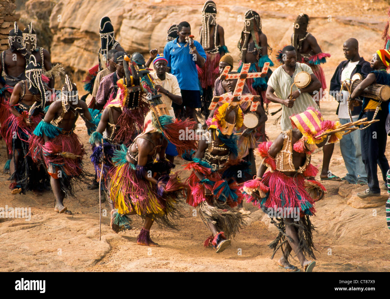 Begnimato, Mali ; danseurs masqués dans la Dama rituel des funérailles Banque D'Images