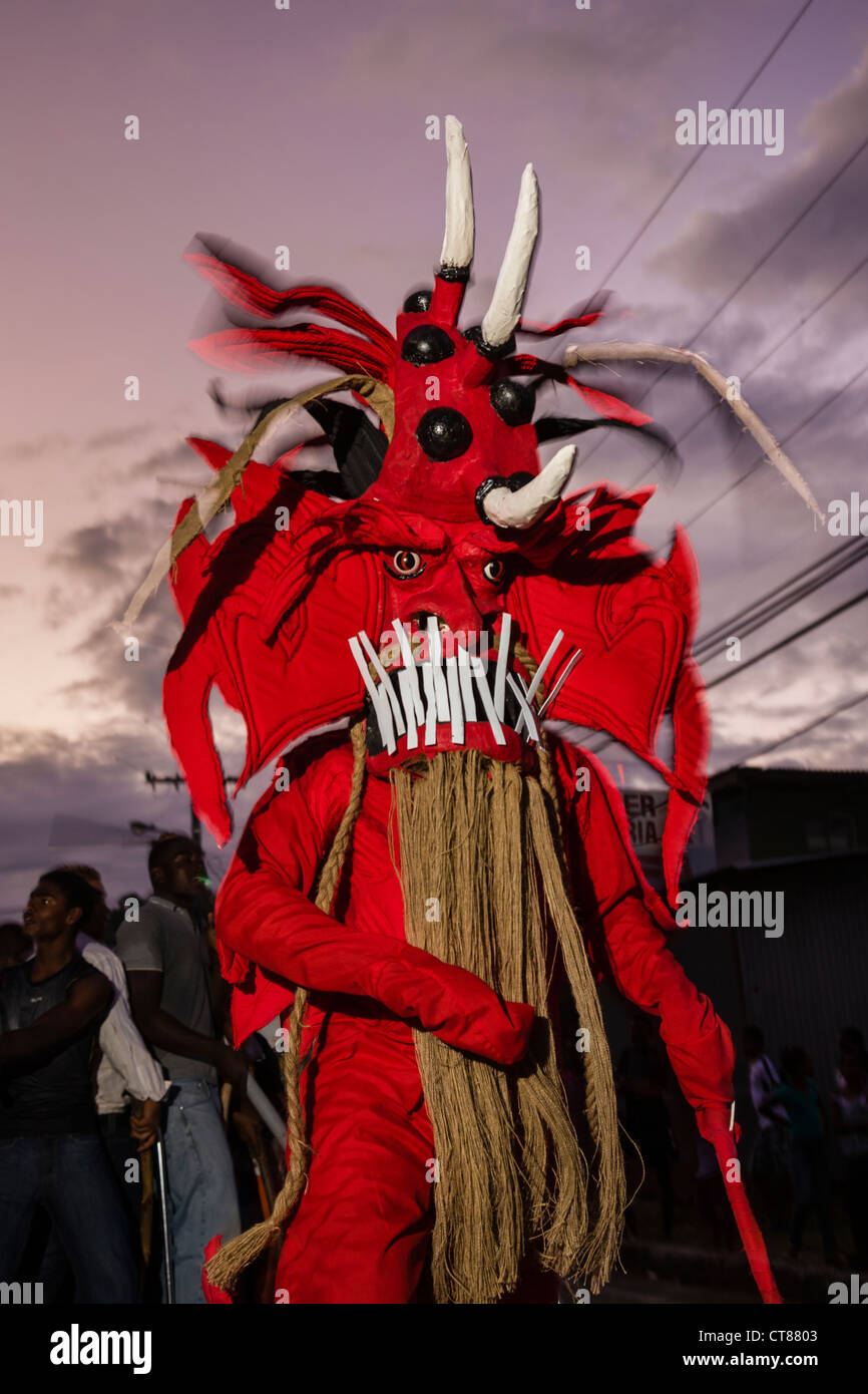 Fouetter "Devils' patrouillent dans les rues pendant la célébration de carnaval panaméen sur l'Île de Colon, Bocas del Toro, PANAMA. Banque D'Images