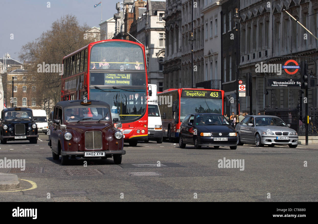 Londres - le trafic routier dans le centre-ville Banque D'Images