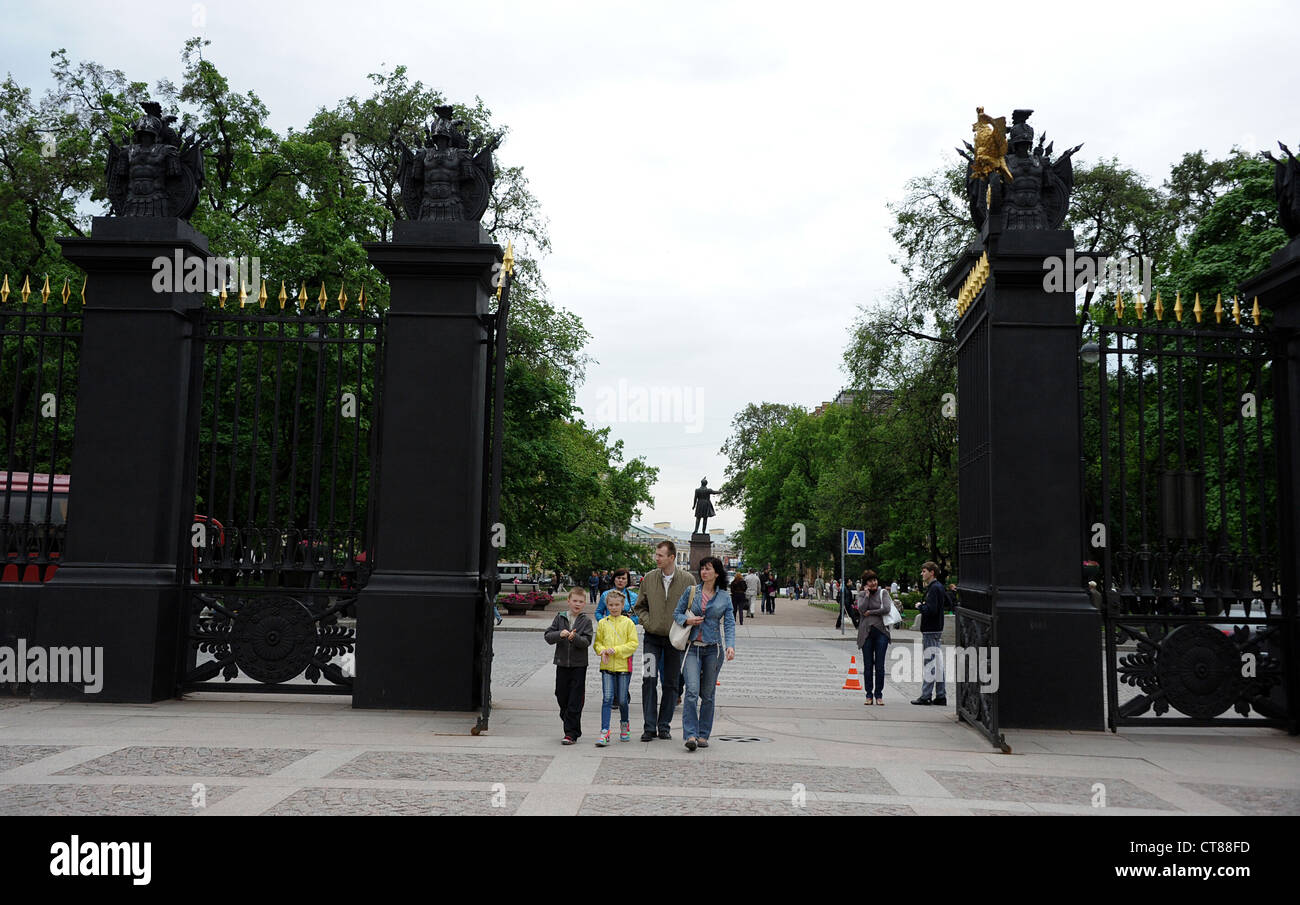 Les visiteurs de marcher dans les portes d'entrée principale pour le Musée russe. Banque D'Images