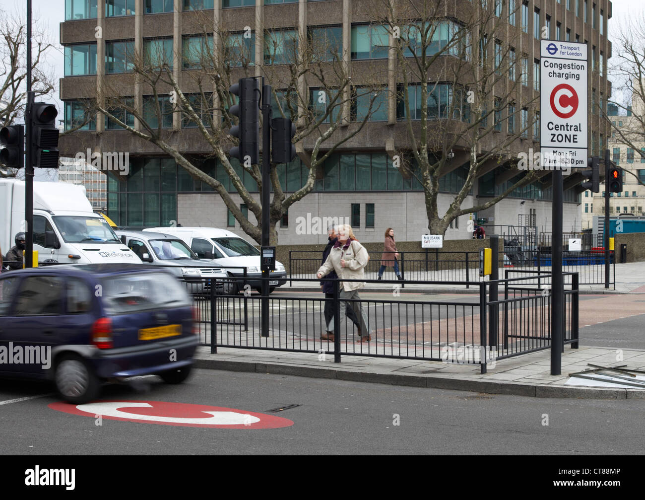 Londres - une course de voiture dans la zone de la congestion charge Banque D'Images