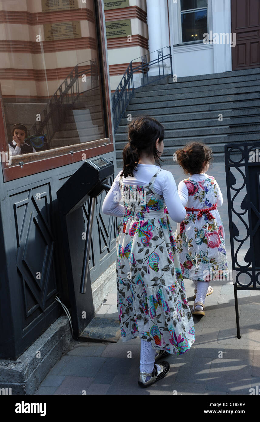 En arrivant à la Grande Synagogue chorale pour havuot «' (Harvest Festival Juif) service à Saint-Pétersbourg Banque D'Images