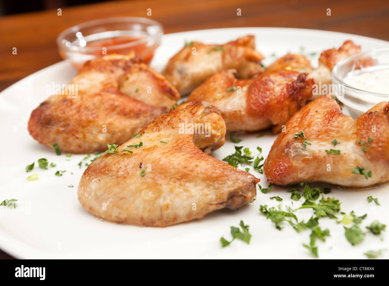 Des ailes de poulet en sauce Banque D'Images