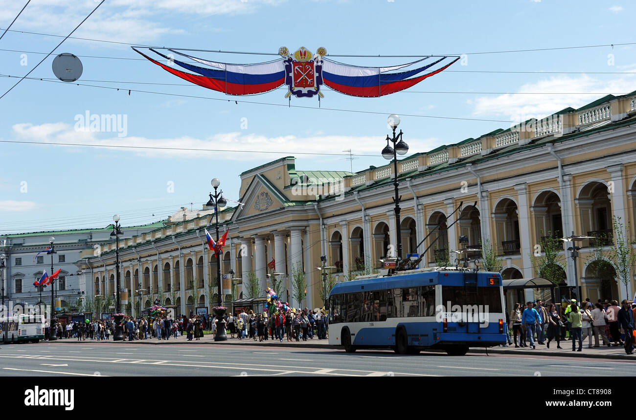 La foule visiter Nevsky Prospect sur un jour de fête en mai. Banque D'Images