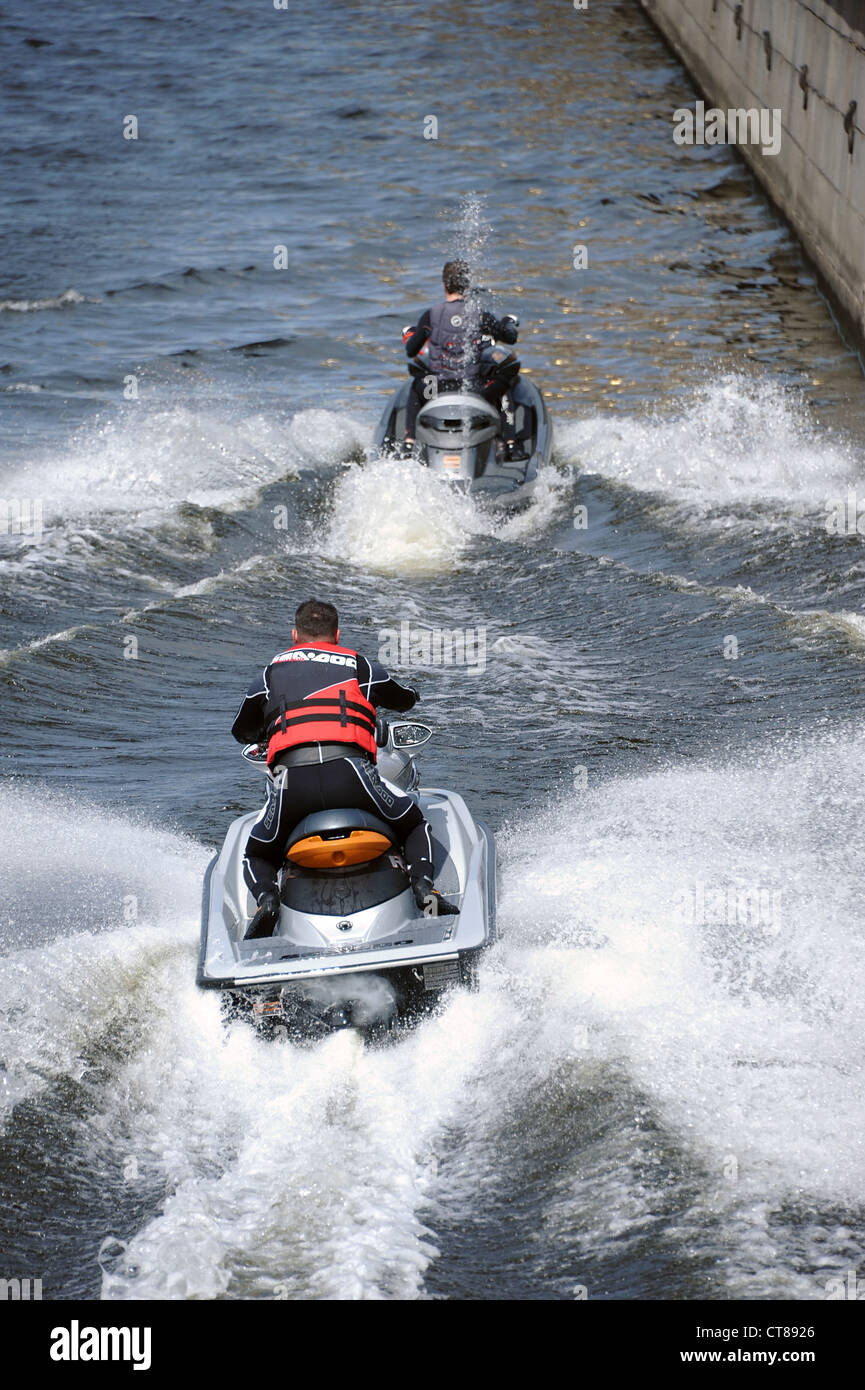 Heureux papa porte podgy grave mignon fils. Banque D'Images