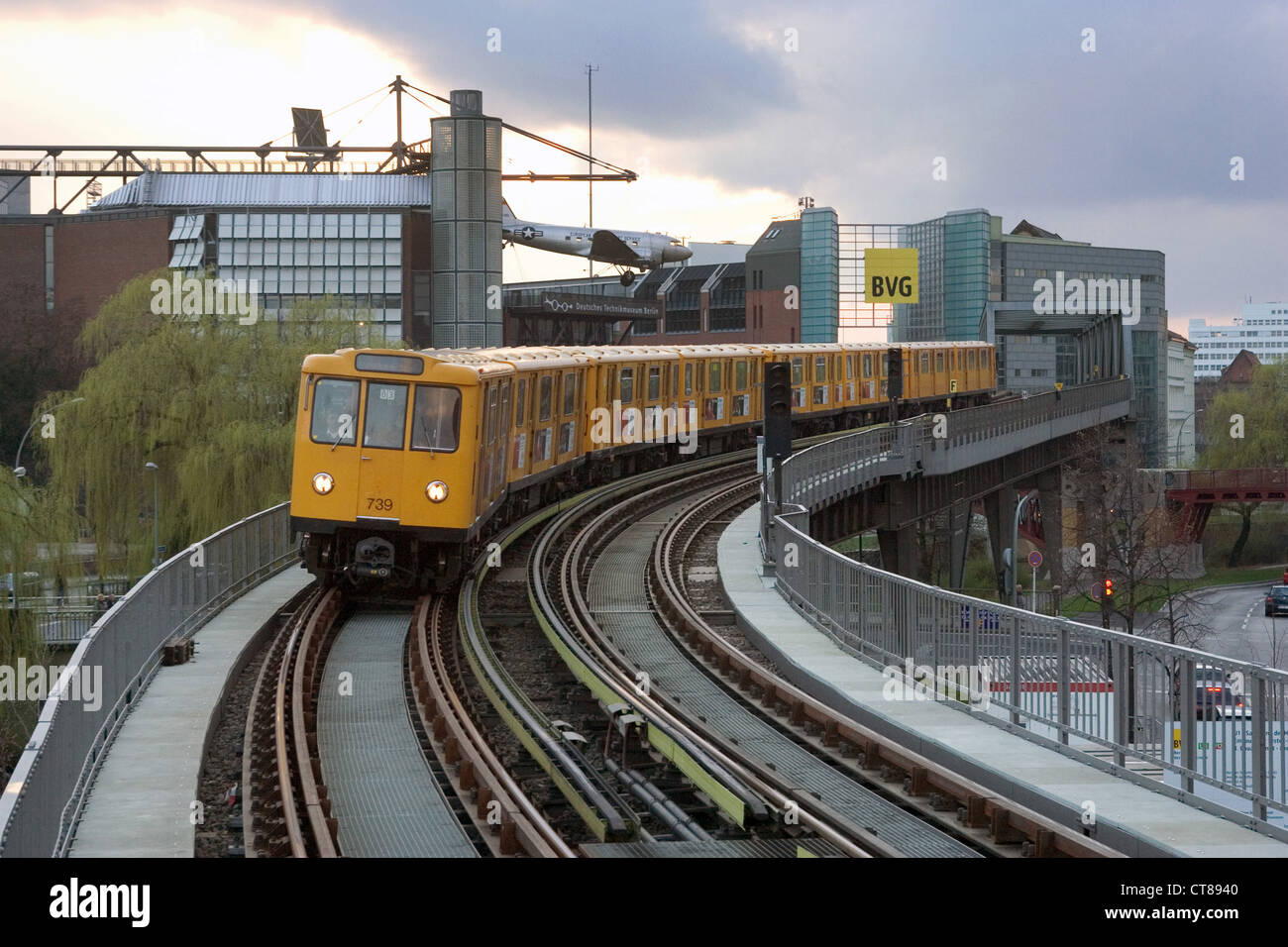 Berlin, une ligne de métro 1 passer un musée allemand de la technologie Banque D'Images