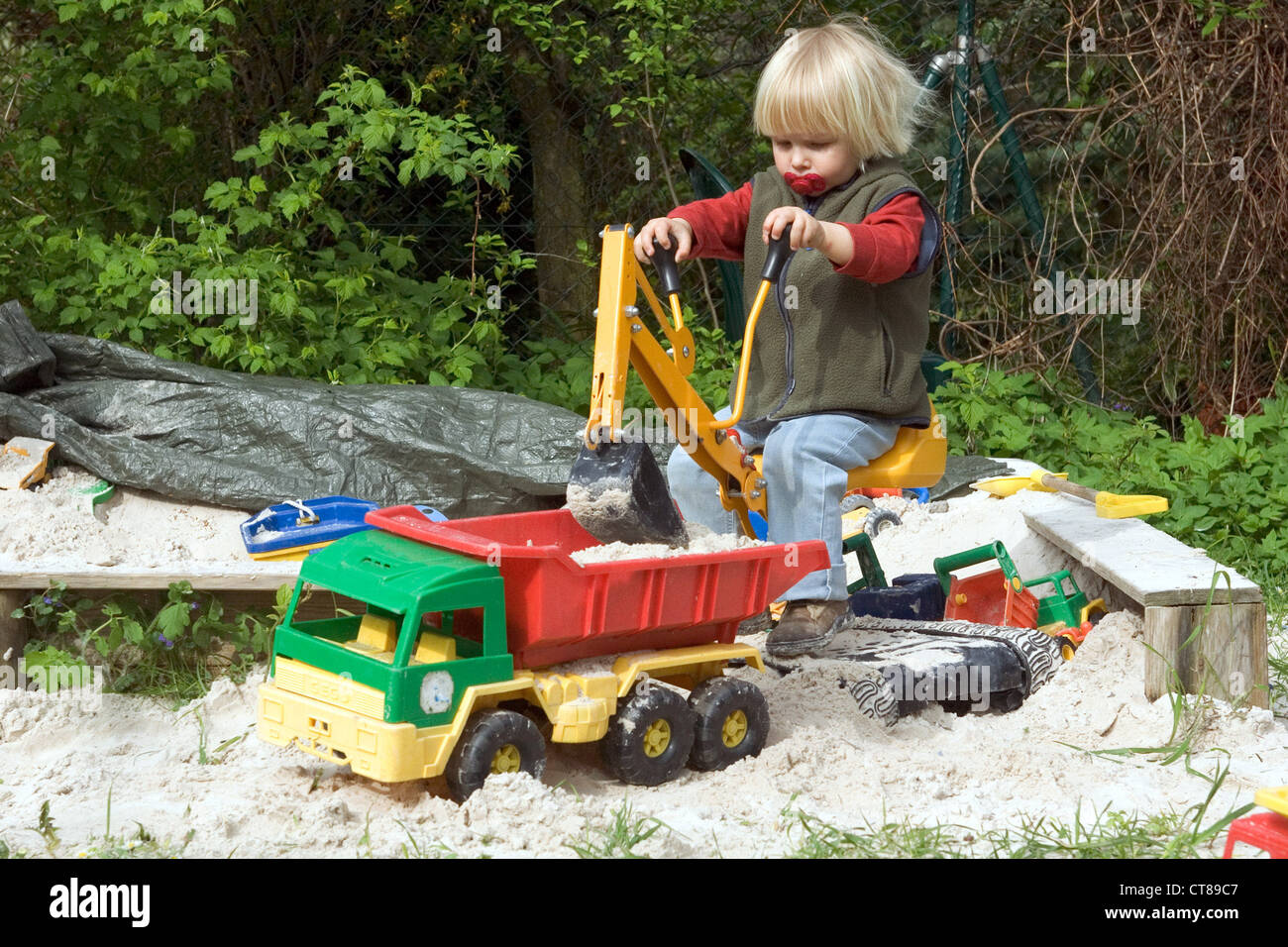 Un bambin jouant dans sandbox Banque D'Images
