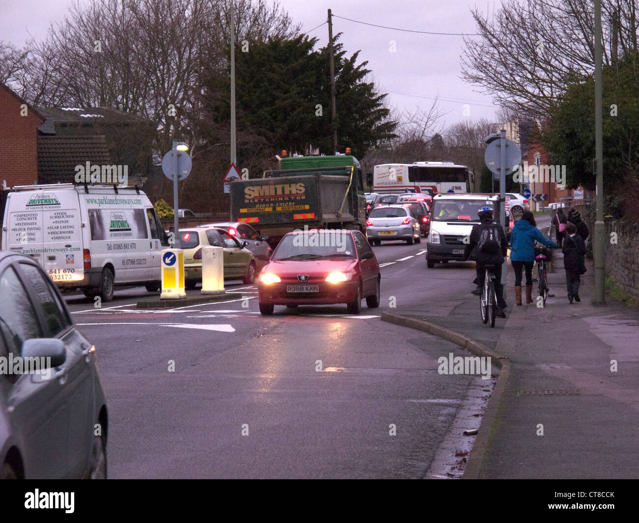 Matin le trafic de banlieue sur route dans petit bourg de Abingdon, Oxfordshire. Janvier 2011 Banque D'Images