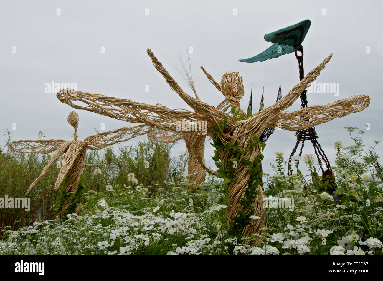 Les fées ou les anges fait de willow dans l'une fantaisie victorienne très jardin de RHS Hampton Court Flower Show 2012. Banque D'Images