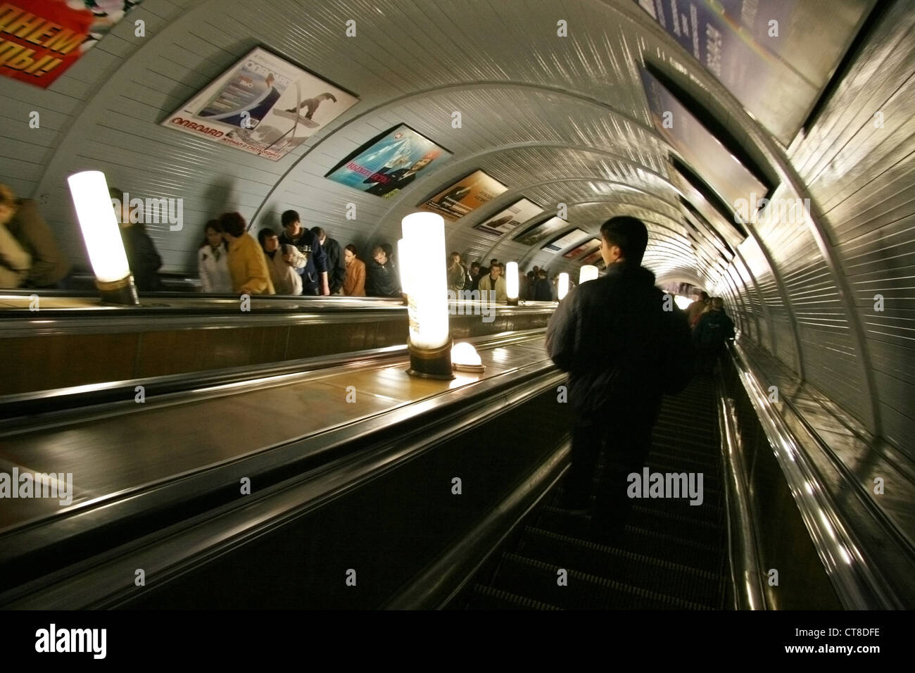 La station de métro de Moscou, escalator mène à Banque D'Images