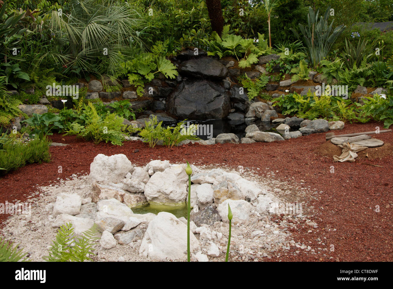 Une source d'eau chaude et froide et la piscine de la roche volcanique dans le four souterrain au Jardin des Açores RHS Hampton Court Flower Show 2012 Banque D'Images