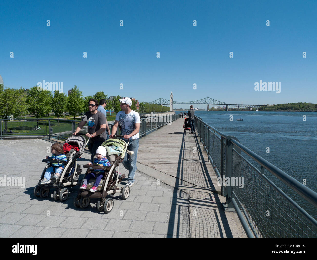 Deux pères de père poussent les tout-petits jeunes enfants dans des poussettes le long de la Promenade du Vieux Port Saint-Laurent Montréal Québec Canada KATHY DEWITT Banque D'Images