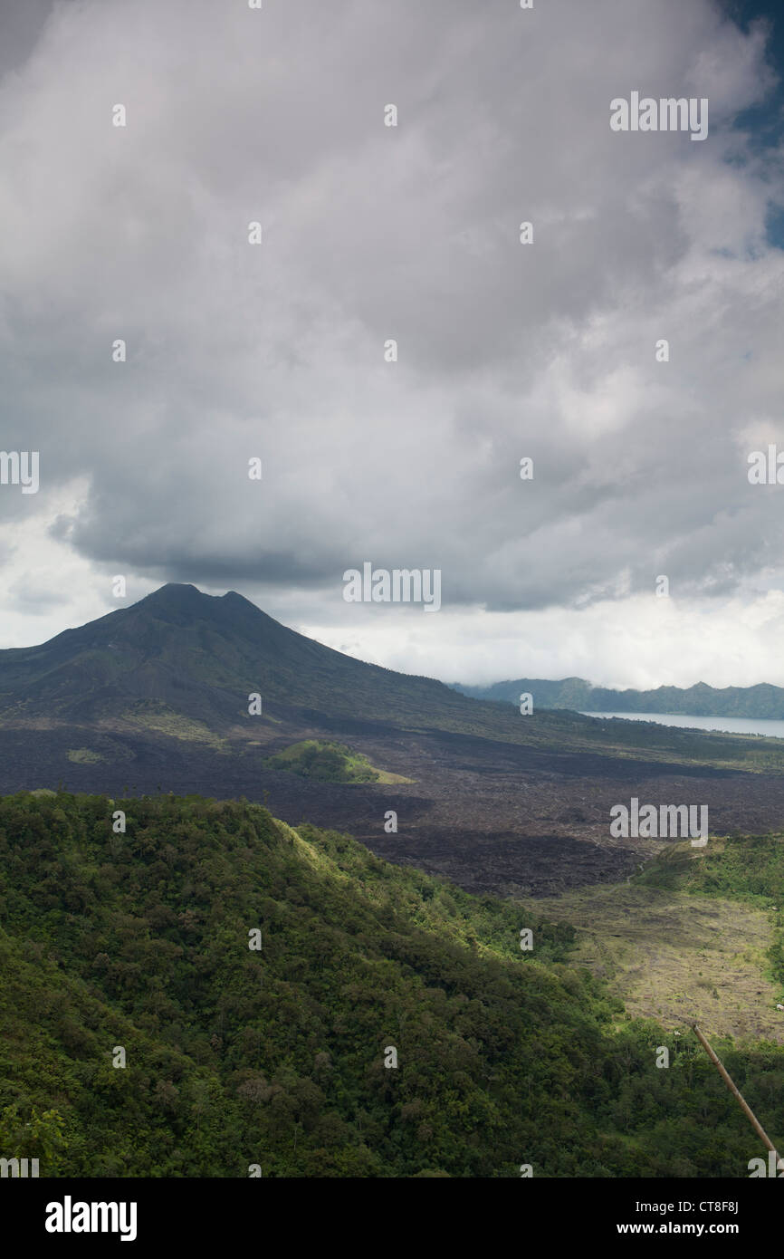 Vue sur Ganung Agung, volcan actif sur l'île de Bali, Indonésie. Banque D'Images
