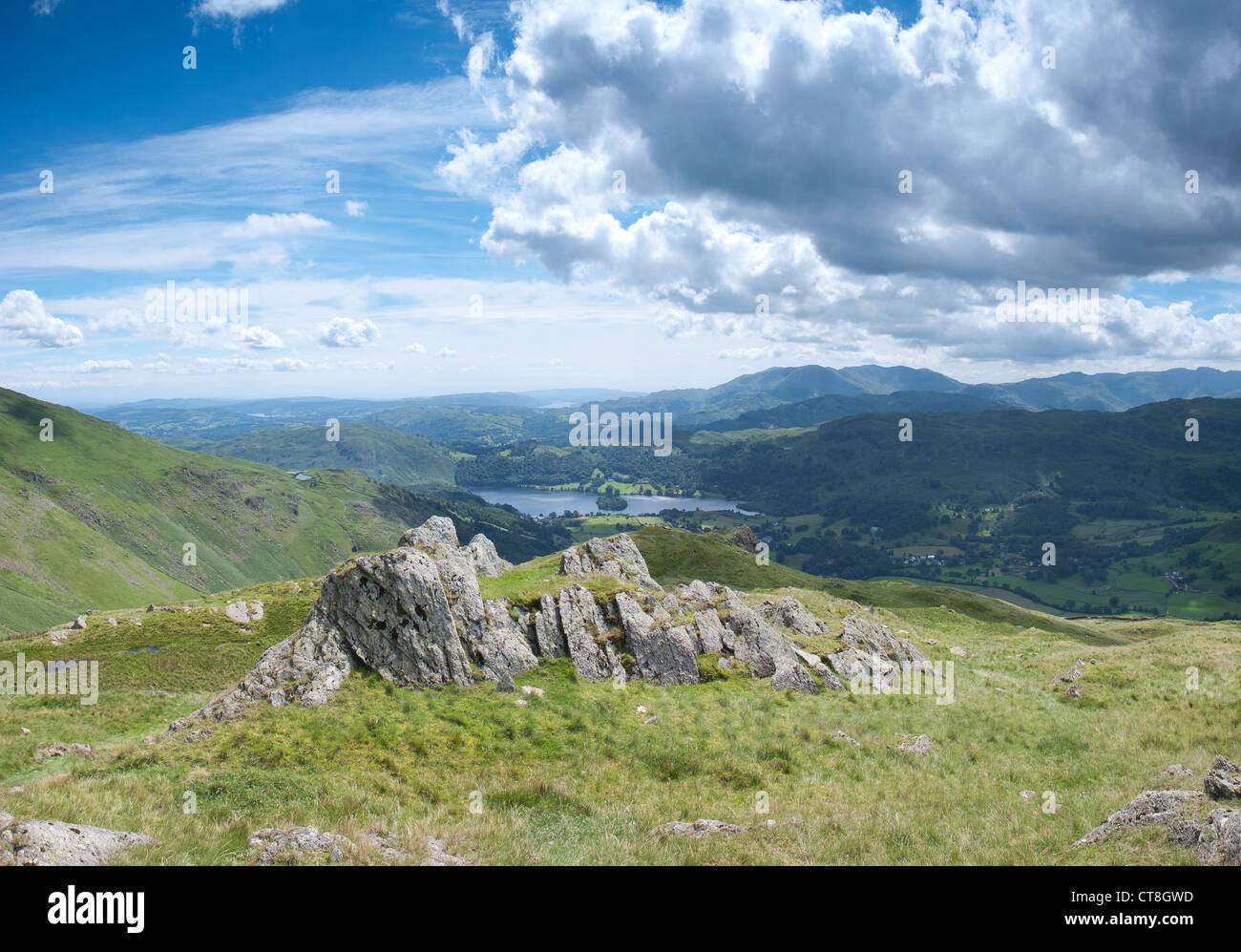 Avis de Grasmere et le Lake District Fells, Cumbria, Arthur dans la pierre Banque D'Images