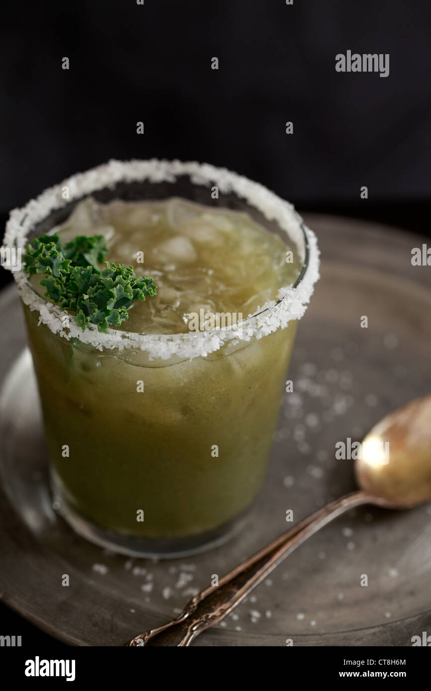 Un cocktail margarita composé de tequila, mélangé de légumes frais y compris le chou vert et un verre salé. Banque D'Images