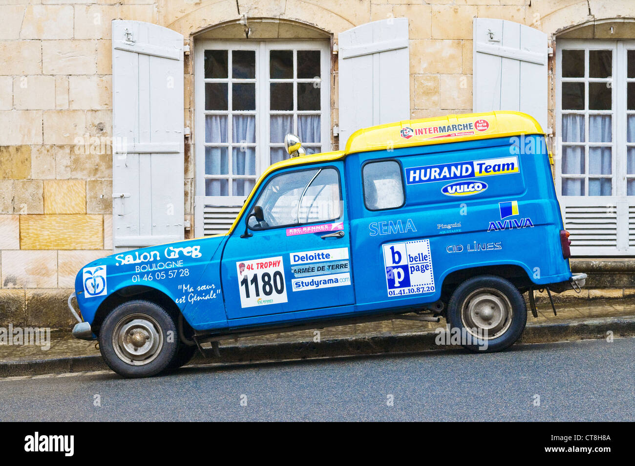 Renault 4L avec la publicité du promoteur après 2011 Rallye du désert marocain - Indre-et-Loire, France. Banque D'Images