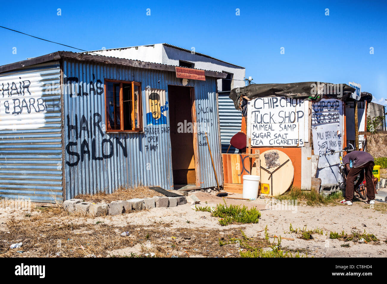 Une coiffure ondulée et épicerie (en) spaza Langa Township africaine près de Cape Town, Afrique du Sud Banque D'Images