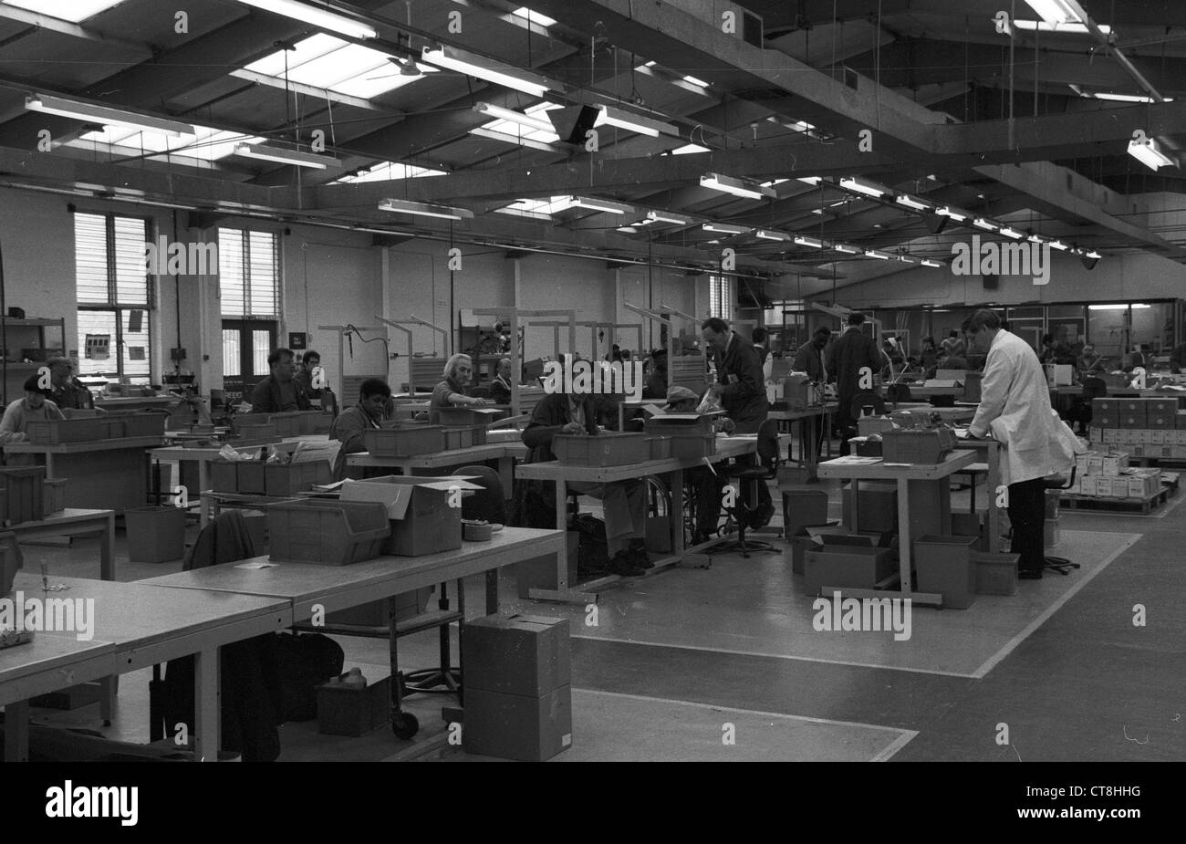 Les travailleurs handicapés de Remstray au milieu des années 1990 dans l'usine de Brixton, Londres, Angleterre, Royaume-Uni Banque D'Images