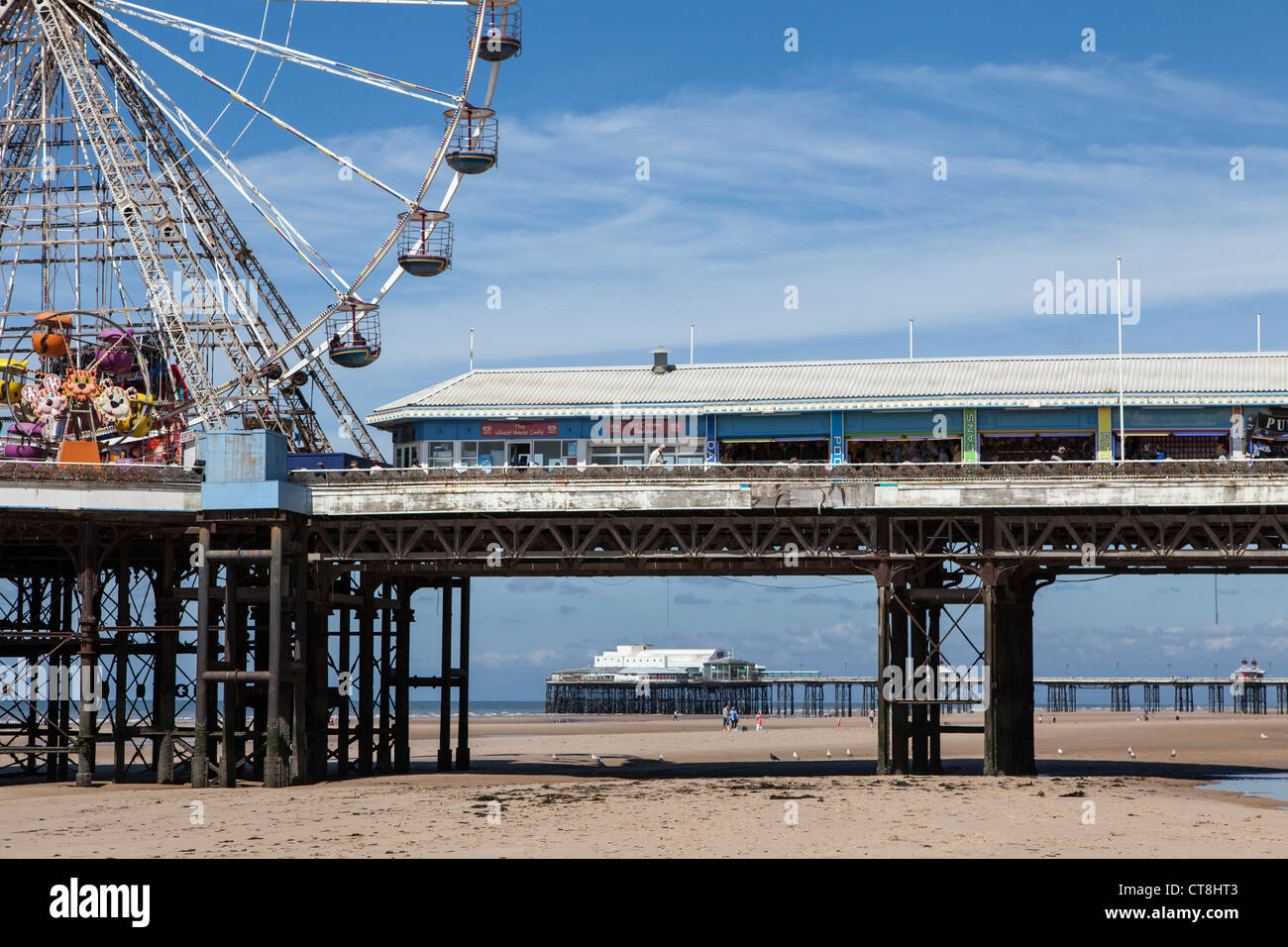 Blackpool central pier, avec la jetée du nord dans l'arrière-plan Banque D'Images