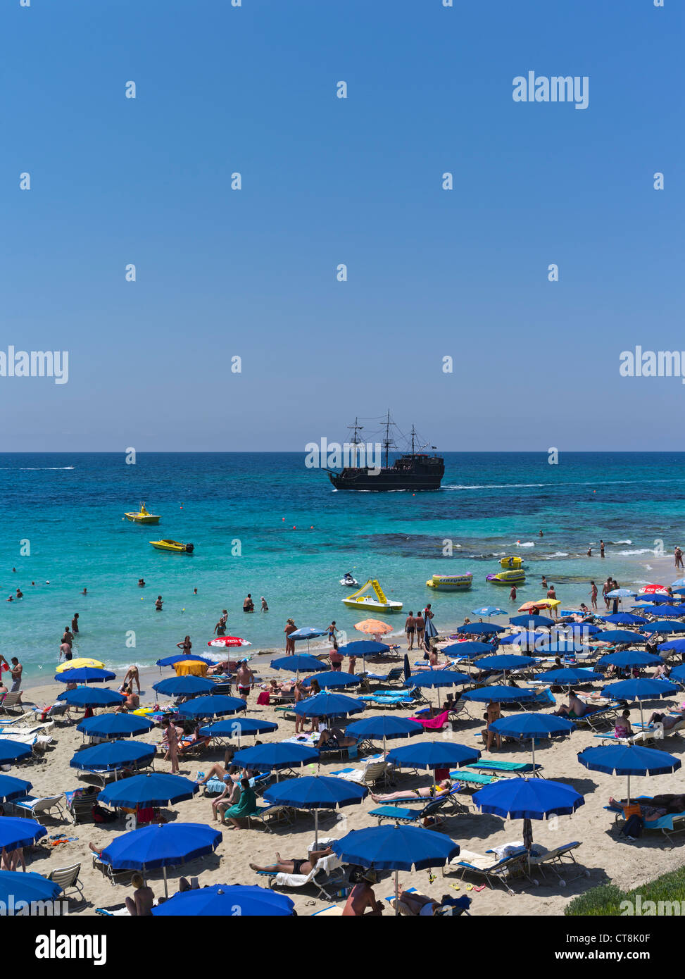 dh Grecian Bay AYIA NAPA CYPRUS Black Pearl Pirate navire Parasols de soleil plage de sable baigneurs de soleil et nageurs grèce îles plages Banque D'Images