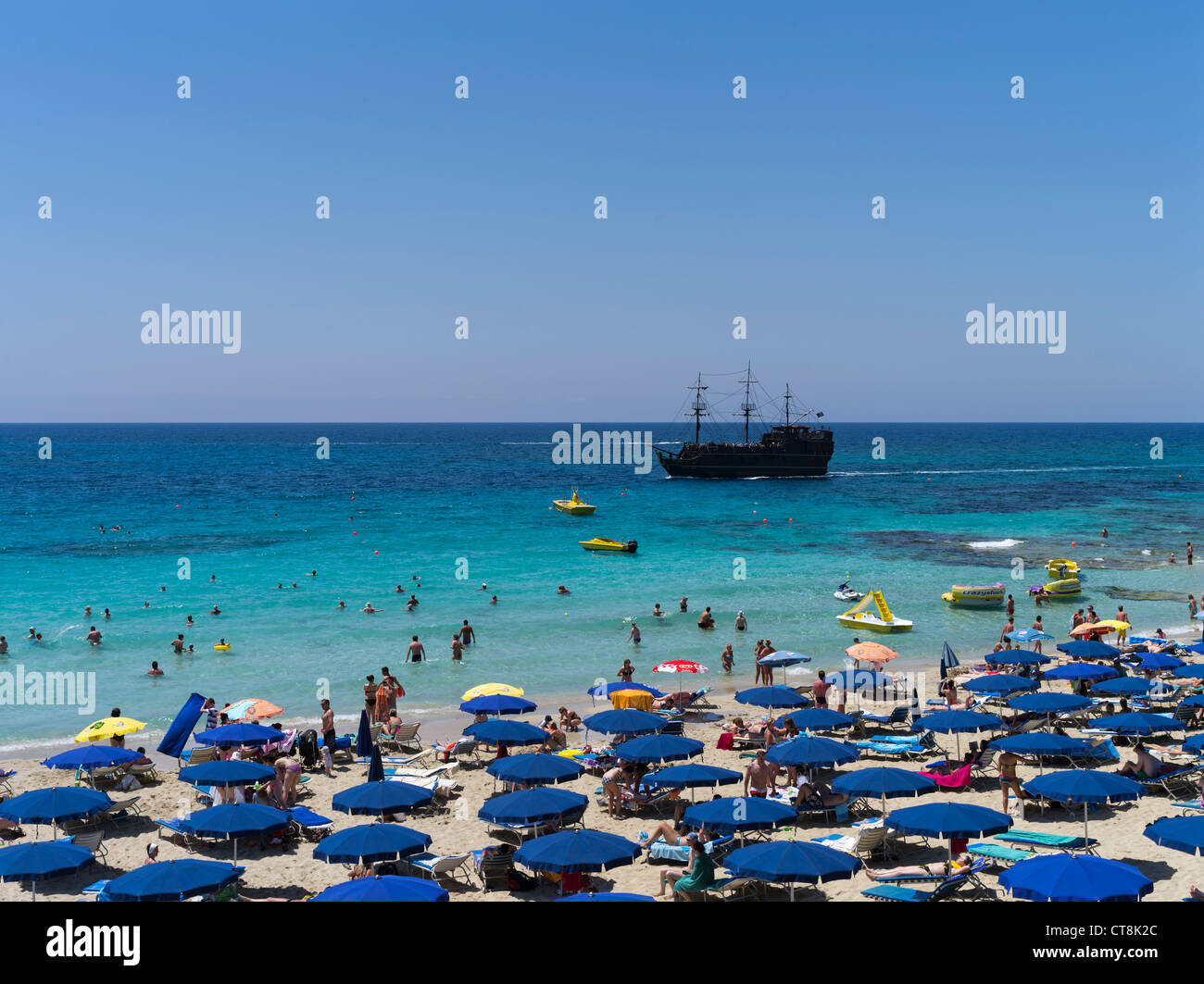 Dh Grecian Bay Ayia Napa CHYPRE Black Pearl Pirate Ship parasols transats de plage plages nageurs Banque D'Images