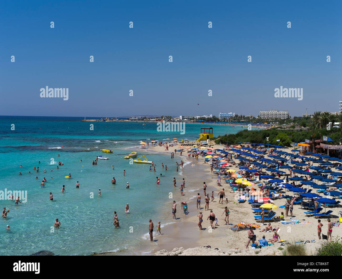 dh Grecian Bay Beach AYIA NAPA PLAGES CHYPRE GRÈCE Sunbathers et nageurs hôtels vacances station vacanciers au soleil Banque D'Images
