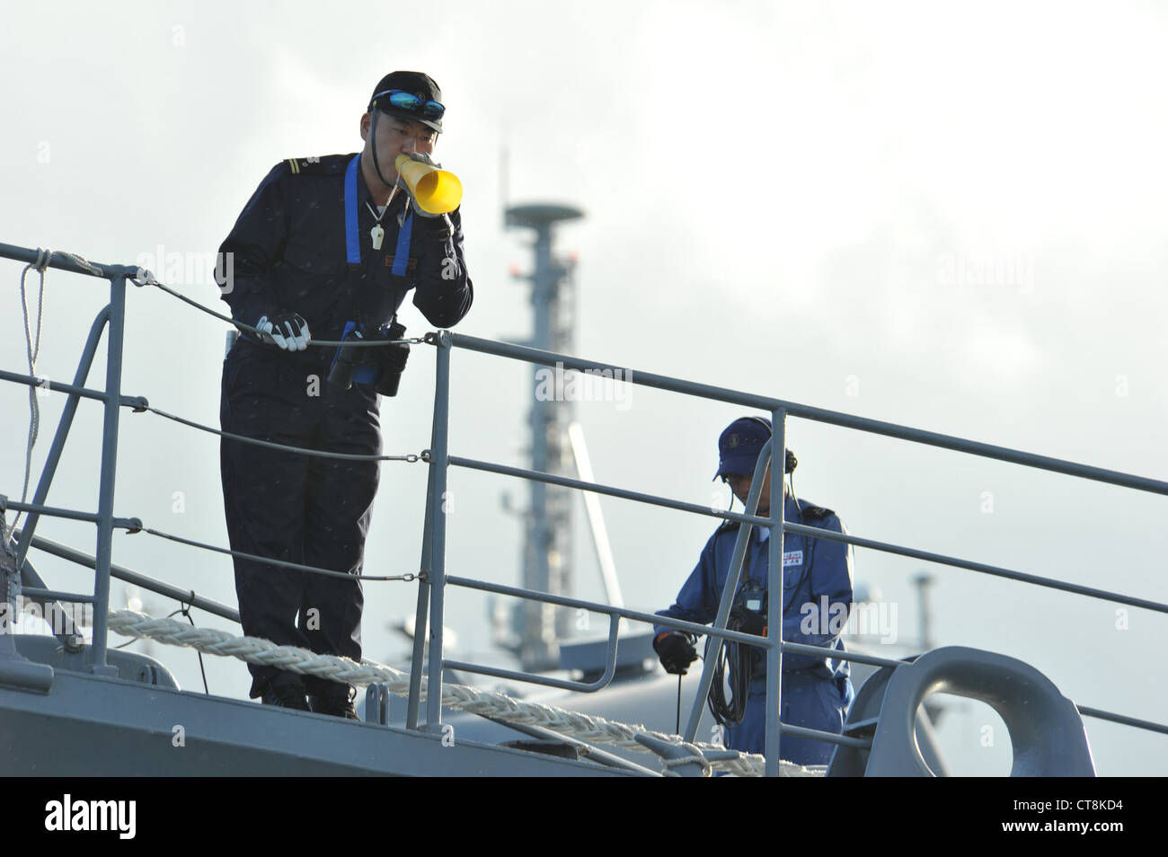 Les marins à bord du navire d'autodéfense maritime japonais JS Myoko (DDG 175) se préparent à participer à l'exercice Rim of the Pacific (RIMPAC). Vingt-deux nations, 42 navires, six sous-marins, plus de 200 avions et 25,000 membres du personnel participeront à l'exercice biennal Rim of the Pacific (RIMPAC) 2012 prévu du 29 juin au 3 août, dans et autour des îles hawaïennes. RIMPAC est le plus grand exercice maritime international au monde. Banque D'Images