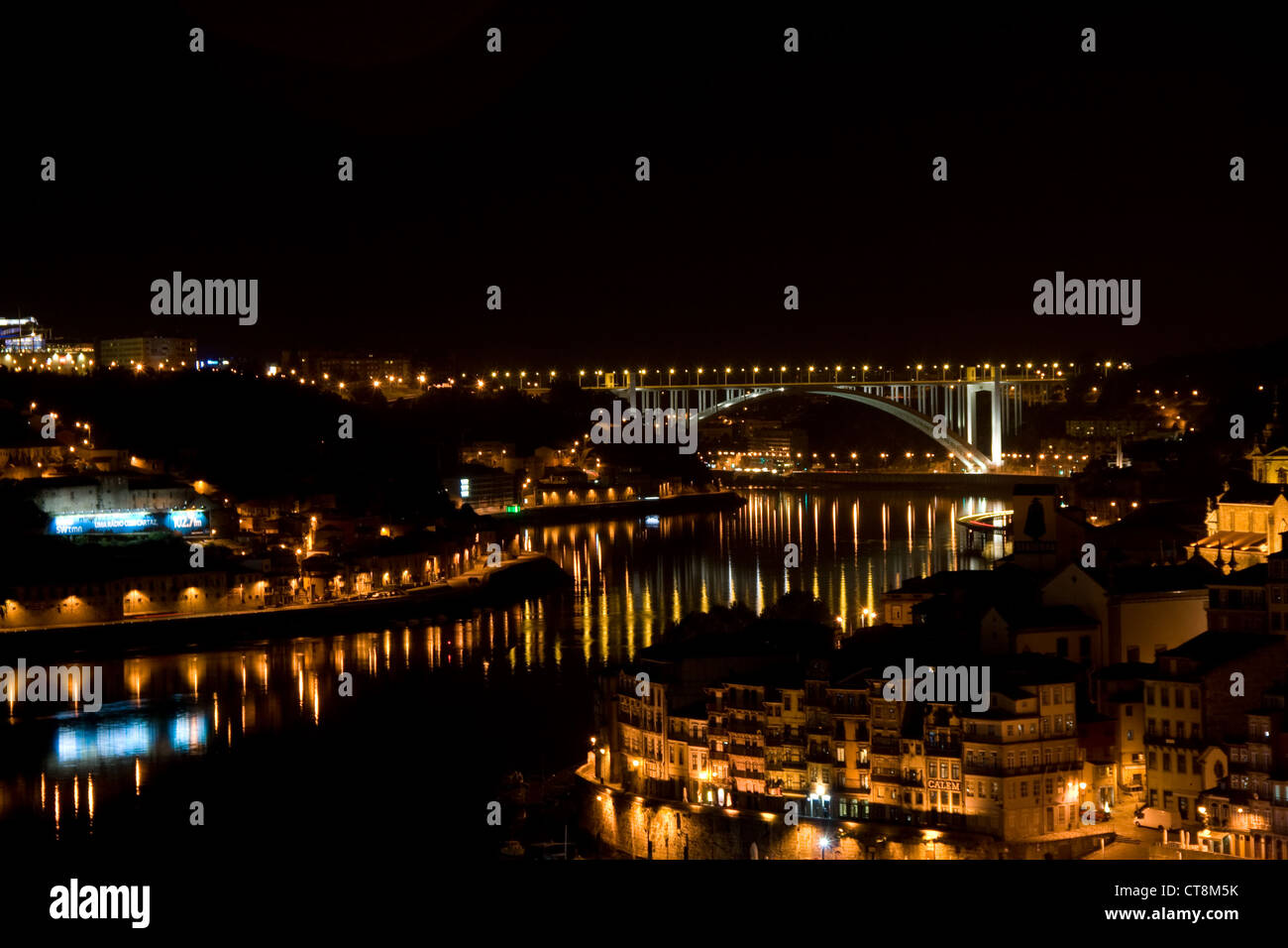 Vue sur pont Arrábida à Porto pendant la nuit. Le fleuve Douro, Portugal en Europe. Banque D'Images