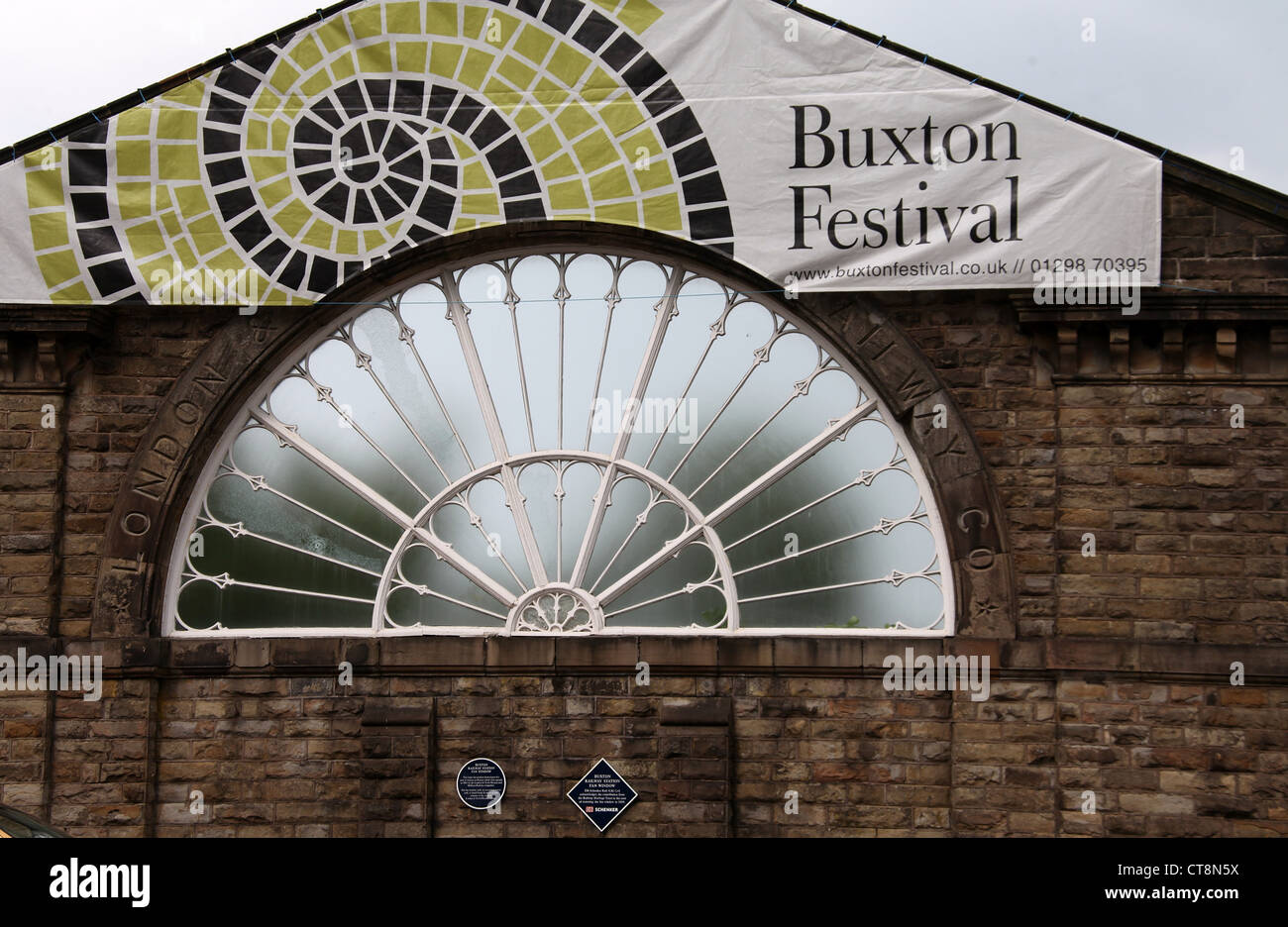 La gare de Buxton lumière Ventilateur de fenêtre et affiche pour Buxton Festival Banque D'Images