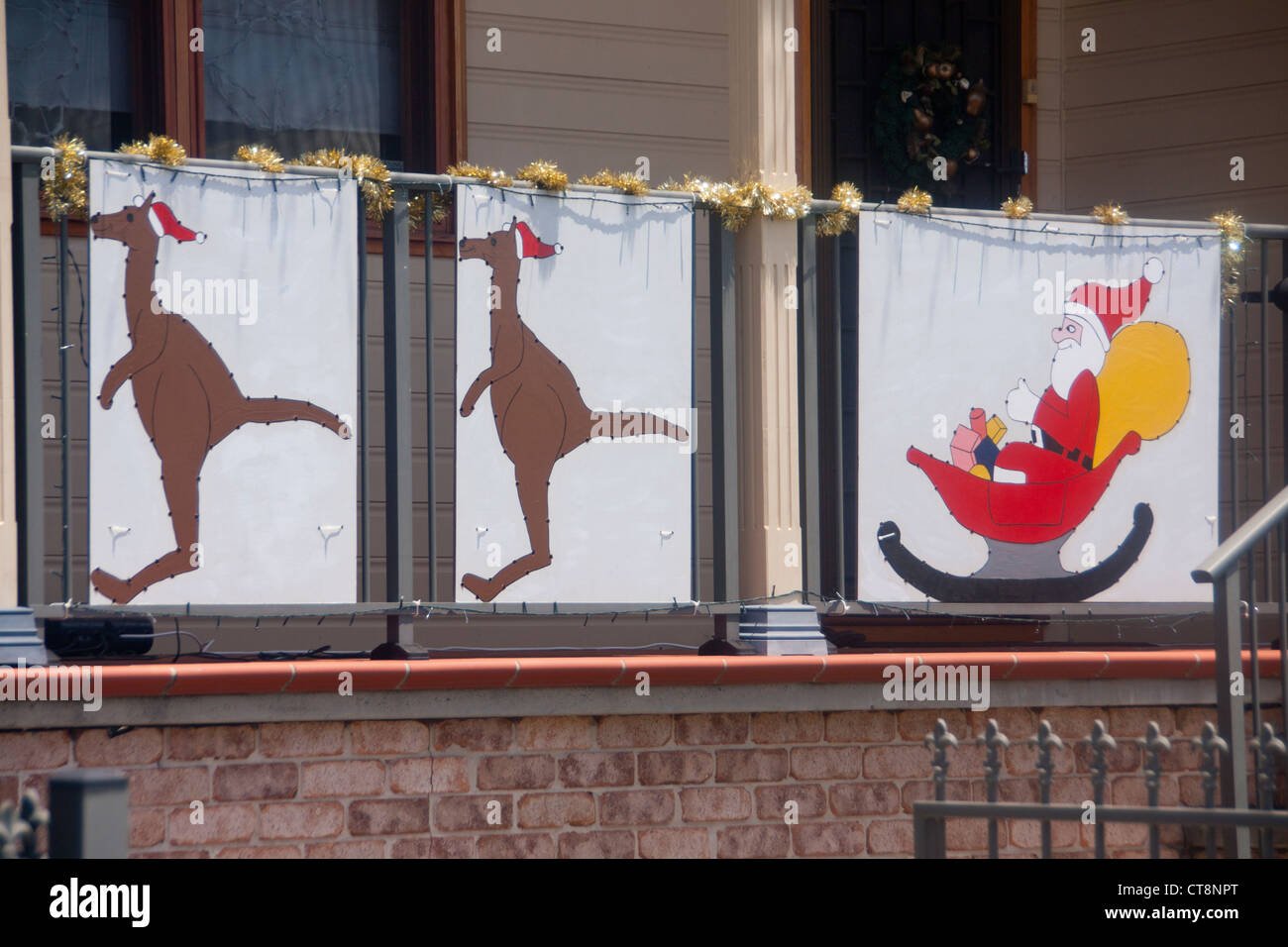 La peinture de Noël à l'extérieur chambre avec deux kangourous tirant le Père Noël / Père Noël dans son traîneau Newcastle NSW Australie Banque D'Images