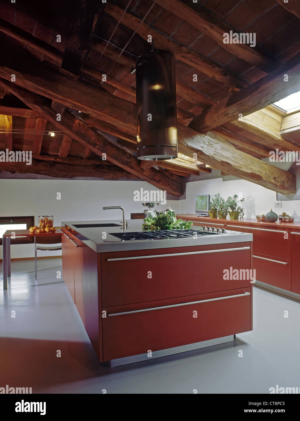 Cuisine moderne rouge dans la chambre mansardée avec résine gris marbre Banque D'Images