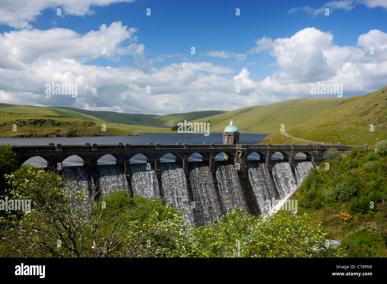 Craig Goch réservoir avec l'eau qui coule du réservoir Elan Valley près de Rhayader Radnorshire Powys Pays de Galles UK Banque D'Images