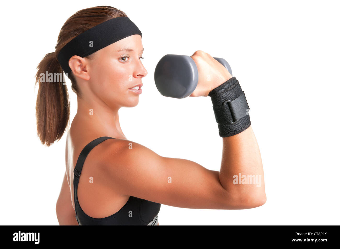 Woman working out with dumbbells dans une salle de sport Banque D'Images