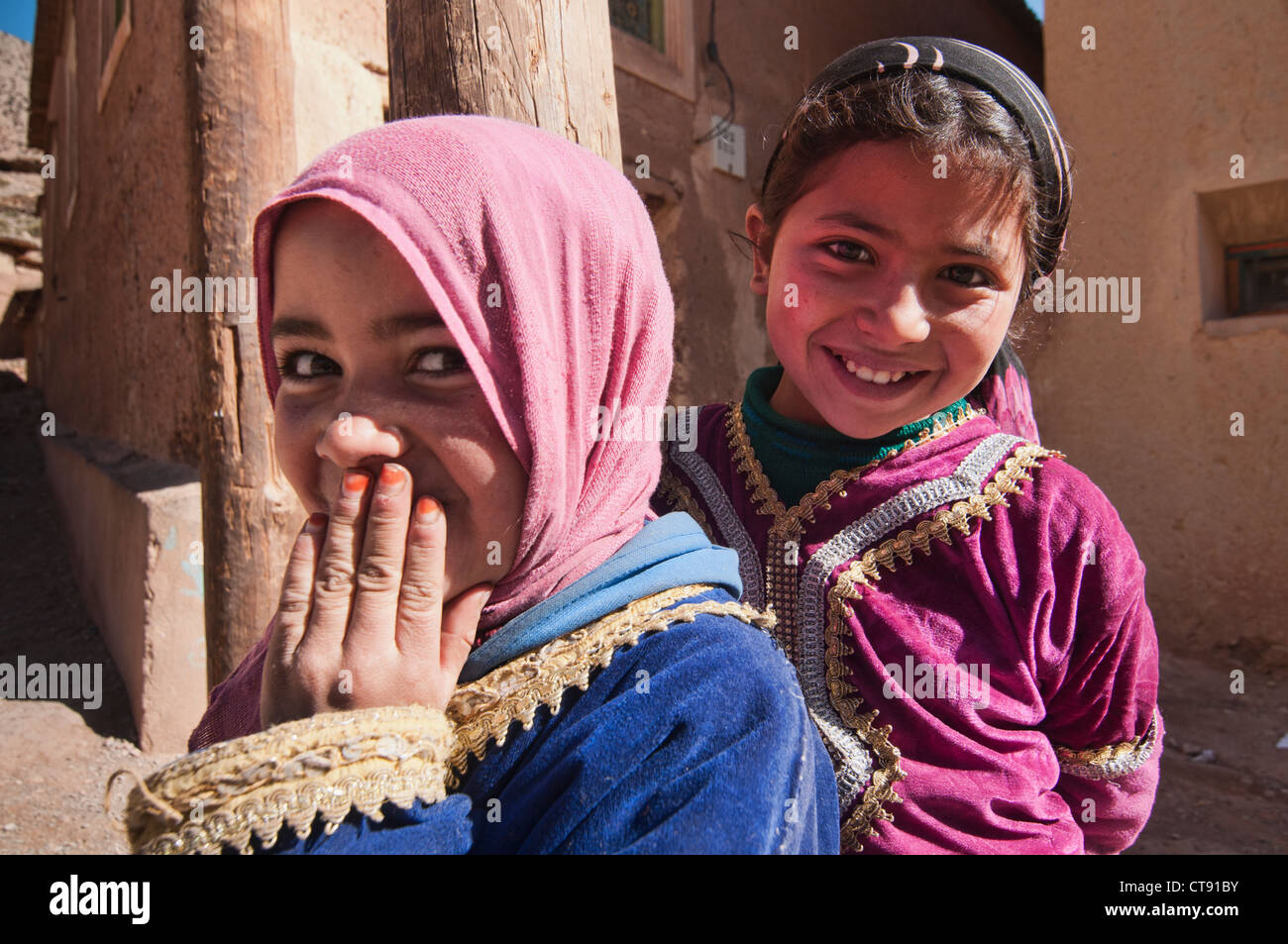 Timide filles Berbères dans le sud des monts Atlas, Maroc Banque D'Images